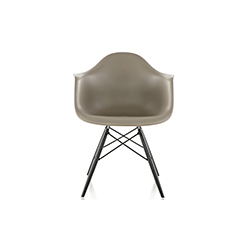 伊姆斯®塑料扶手椅 伊姆斯夫妇 Charles & Ray Eames 伊姆斯夫妇